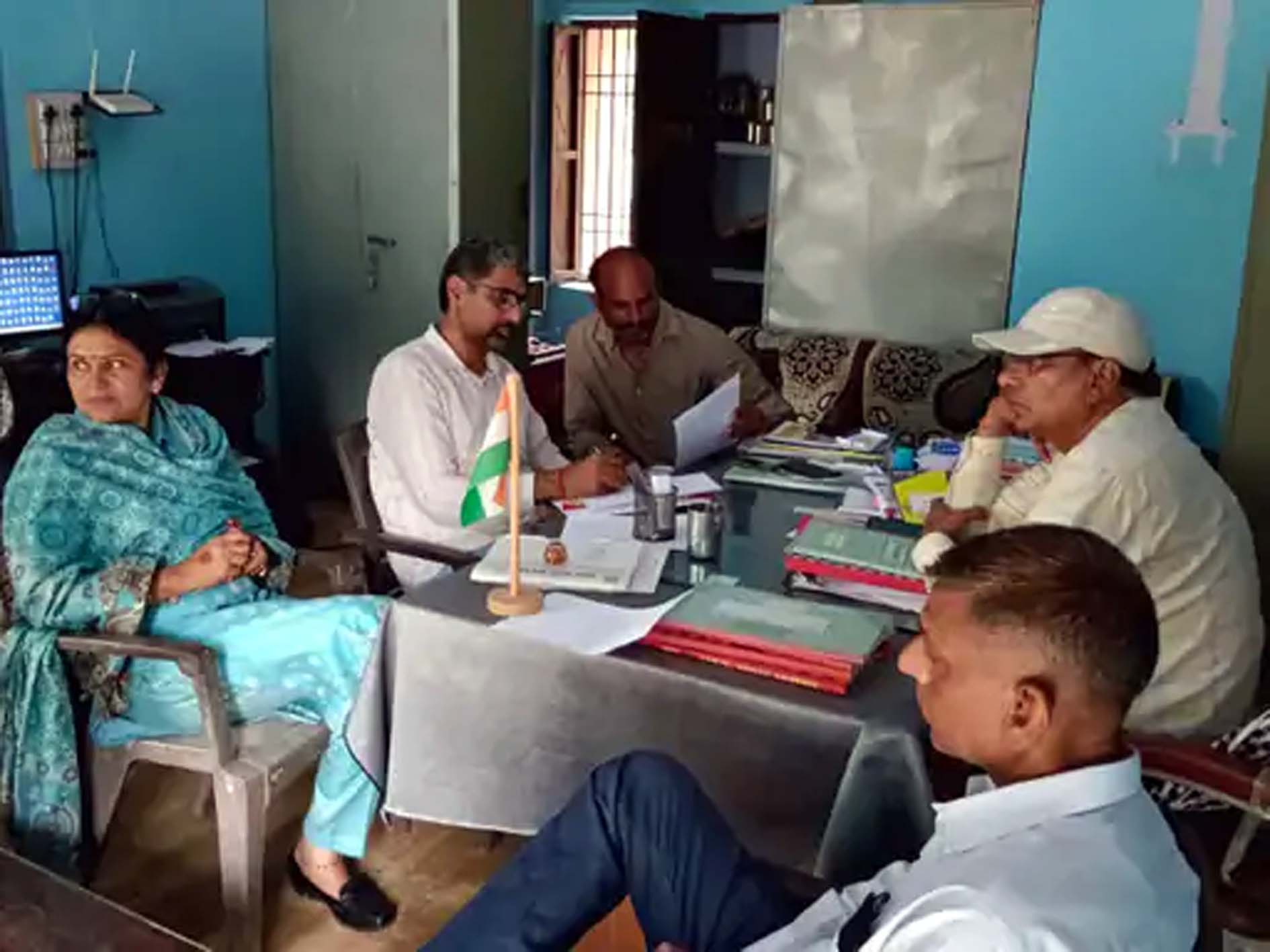 स्कूल में जांच करती सीएम फ्लाइंग टीम।