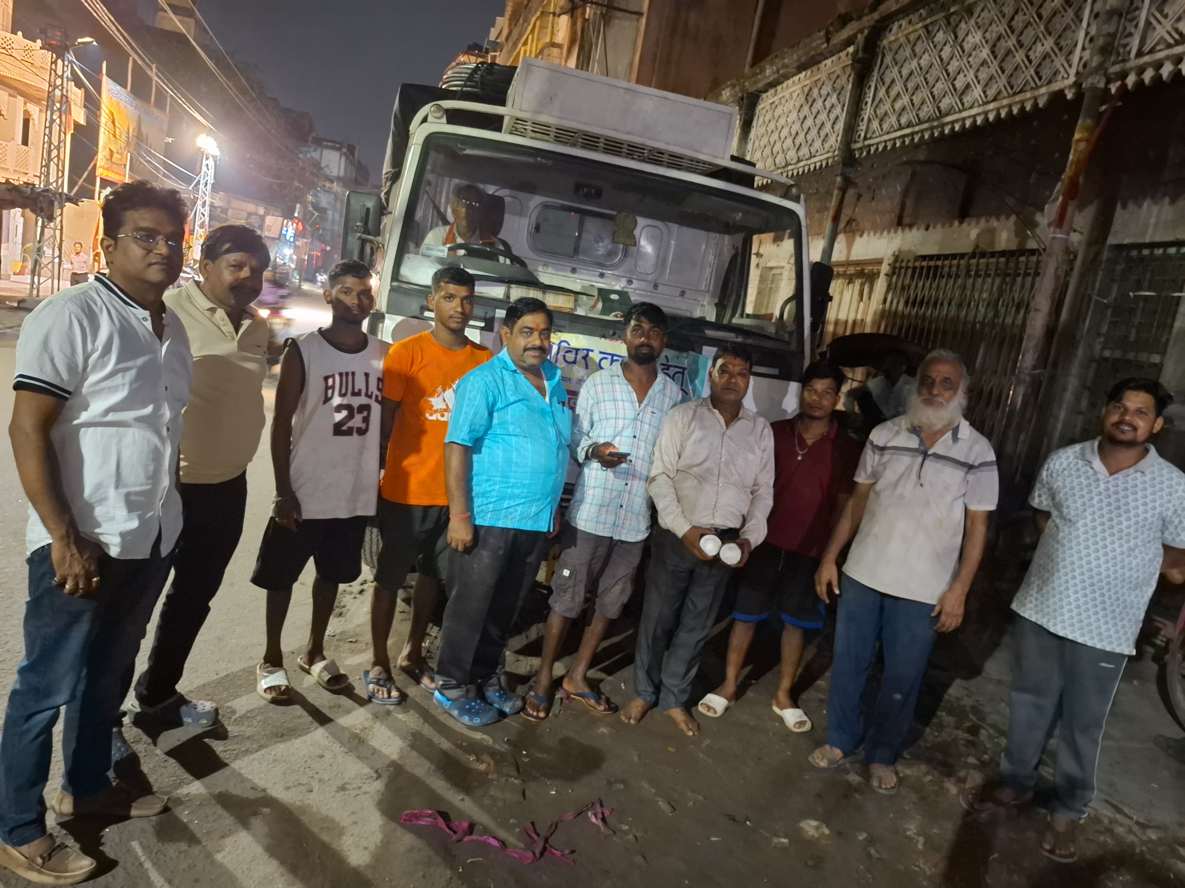 शिविर के लिए सामग्री रवाना करते न्यास के सदस्य शिविर के लिए सामग्री रवाना करते न्यास के सदस्य