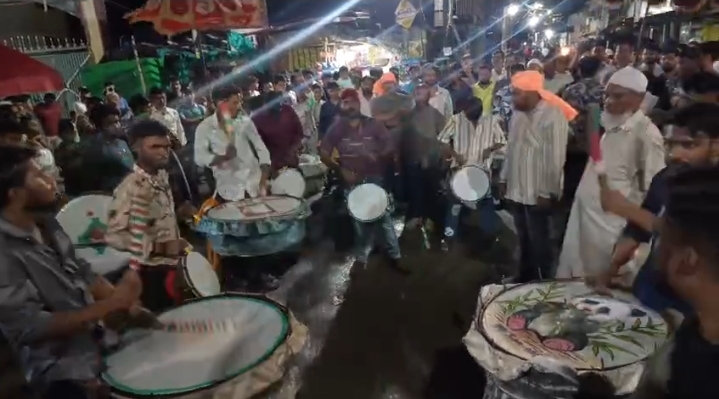 मुहर्रम पूर्व में उत्साहित समुदाय के सदस्यों की तस्वीर मुहर्रम पूर्व में उत्साहित समुदाय के सदस्यों की तस्वीर