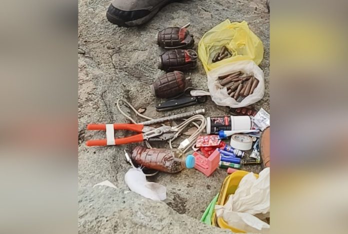 पुंछ के सुरनकोट में आतंकी ठिकाने का भंडाफोड, हथगोले, गोला-बारूद और अन्य आपत्तिजनक सामग्री बरामद पुंछ के सुरनकोट में आतंकी ठिकाने का भंडाफोड, हथगोले, गोला-बारूद और अन्य आपत्तिजनक सामग्री बरामद