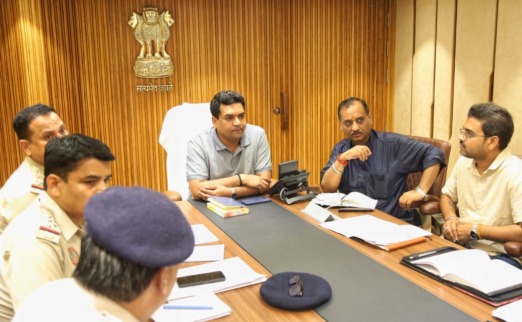 दिल्ली सचिवालय में शनिवार को उच्चस्तरीय बैठक करते मंत्री कपिल मिश्रा दिल्ली सचिवालय में शनिवार को उच्चस्तरीय बैठक करते मंत्री कपिल मिश्रा