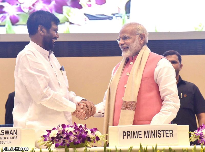 प्रधानमंत्री नरेन्द्र मोदी द्वारा सोशल मीडिया एक्स पर रामविलास पासवान के साथ एक पुरानी तस्वीर प्रधानमंत्री नरेन्द्र मोदी द्वारा सोशल मीडिया एक्स पर रामविलास पासवान के साथ एक पुरानी तस्वीर