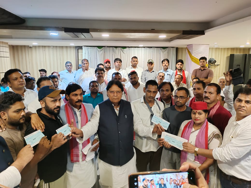 सपा सांसद राजीलाल सुमन अलीगढ़ में पीड़ित व्यापारियों काे सहायता राशि के चेक देते हुए। सपा सांसद राजीलाल सुमन अलीगढ़ में पीड़ित व्यापारियों काे सहायता राशि के चेक देते हुए।