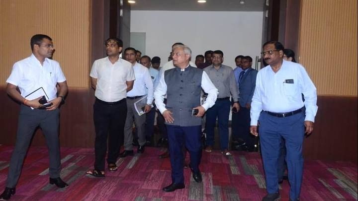 संभागायुक्त और कलेक्टर ने आयोजन स्थल पहुंचकर तैयारियों का लिया जायजा संभागायुक्त और कलेक्टर ने आयोजन स्थल पहुंचकर तैयारियों का लिया जायजा