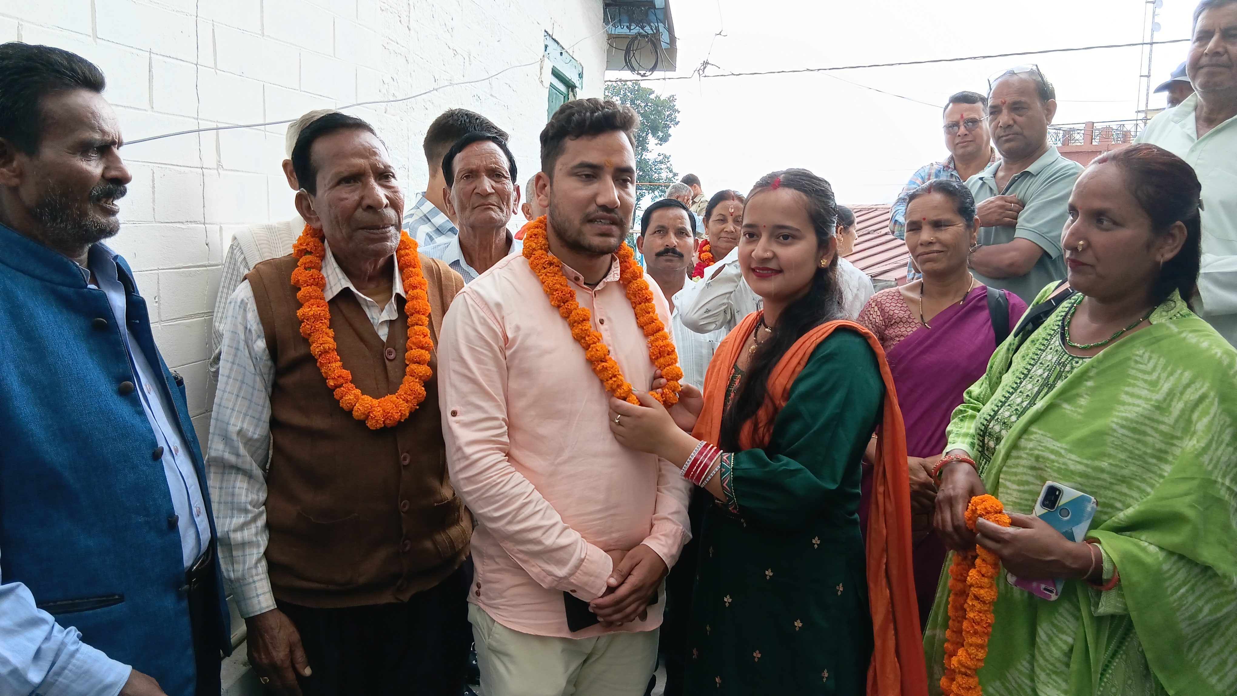 पौड़ी ब्लाक की डोभश्रीकोट सीट से नामांकन करने के बाद समर्थकों के साथ खुशी जताते निर्दलीय प्रत्याशी दीपक मोहन आर्य पौड़ी ब्लाक की डोभश्रीकोट सीट से नामांकन करने के बाद समर्थकों के साथ खुशी जताते निर्दलीय प्रत्याशी दीपक मोहन आर्य