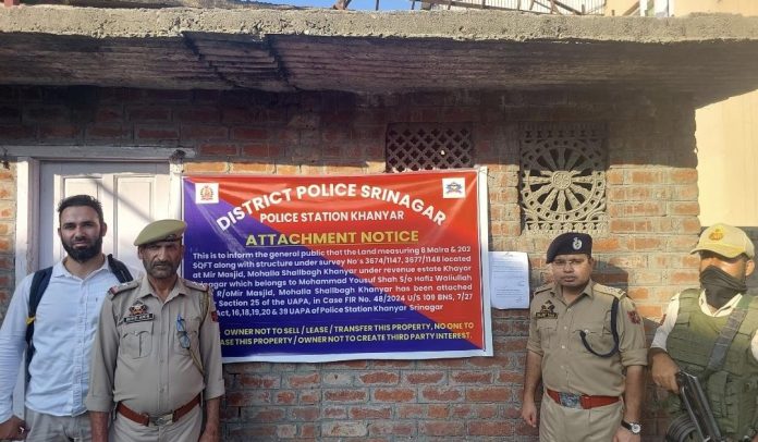 श्रीनगर पुलिस ने गैरकानूनी गतिविधि अधिनियम के तहत 1.5 करोड़ रुपये की एक आवासीय संपत्ति की कुर्क श्रीनगर पुलिस ने गैरकानूनी गतिविधि अधिनियम के तहत 1.5 करोड़ रुपये की एक आवासीय संपत्ति की कुर्क