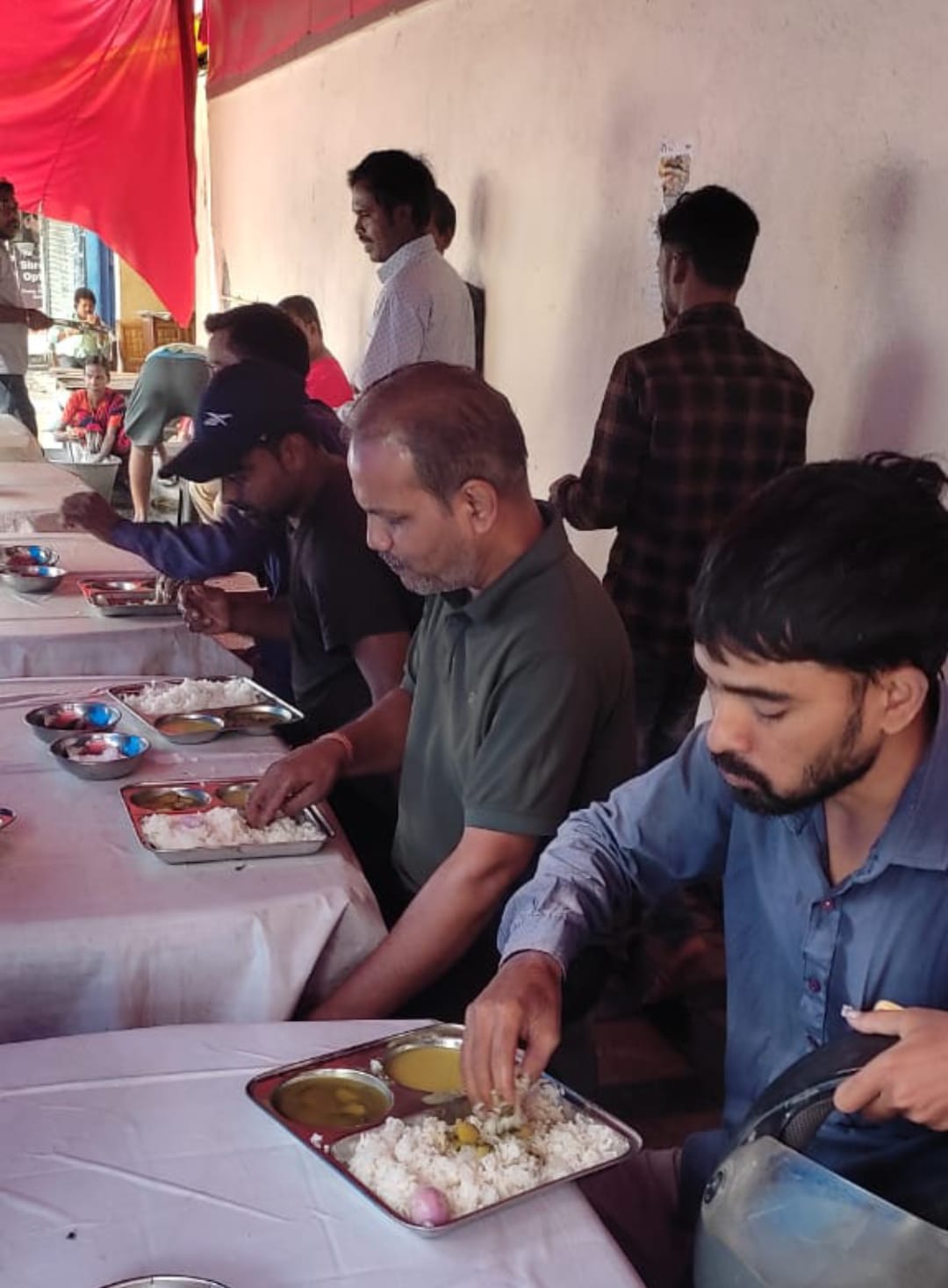 अन्नपूर्णा सेवा में भोजन करते लोग अन्नपूर्णा सेवा में भोजन करते लोग