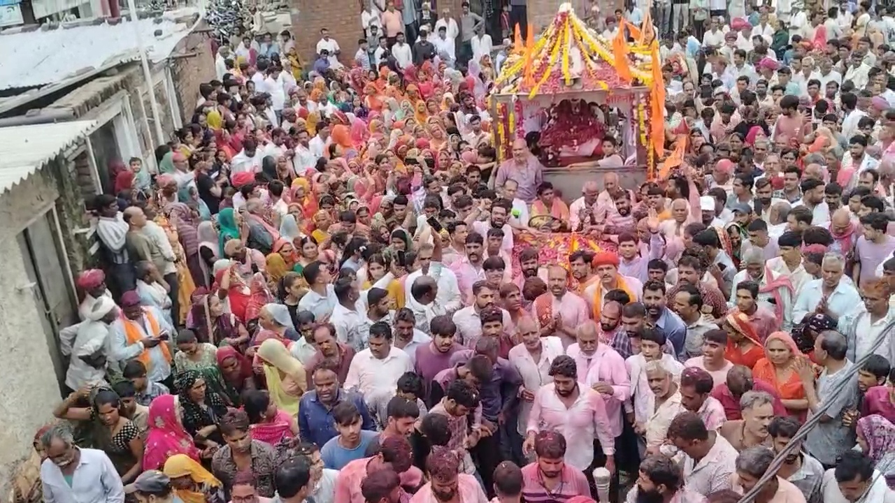 चित्तौड़गढ़ जिले के मुंगाना में शनिवार को निकाली डोल यात्रा में उमड़े लोग। चित्तौड़गढ़ जिले के मुंगाना में शनिवार को निकाली डोल यात्रा में उमड़े लोग।