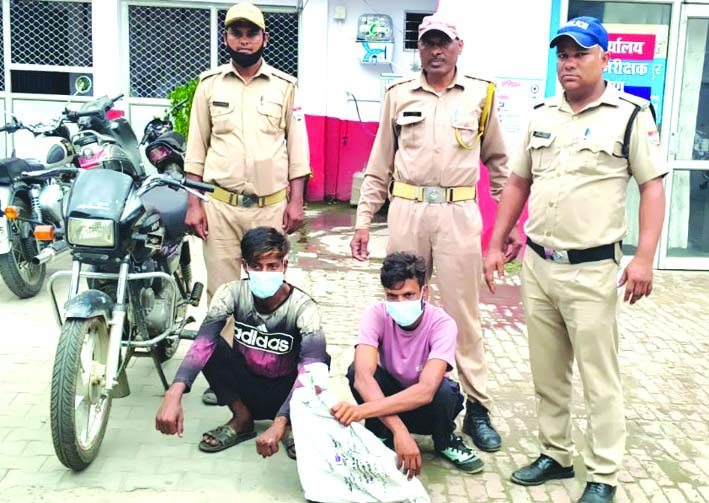 पुलिस गिरफ्त में आरोपित पुलिस गिरफ्त में आरोपित