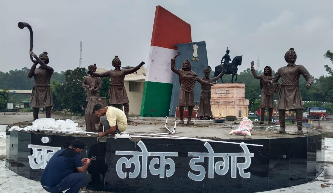 Grand sculptures based on Dogra culture became the center of attraction at Lakhanpur, the entrance of the state Grand sculptures based on Dogra culture became the center of attraction at Lakhanpur, the entrance of the state