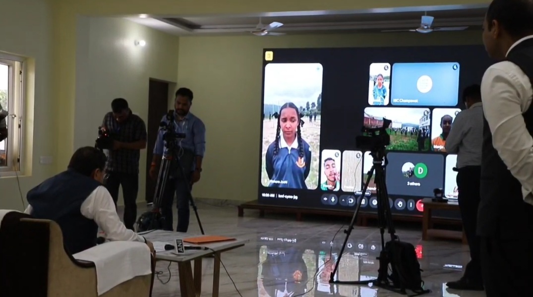 वीडियो कॉन्फ्रेंसिंग के माध्यम से बोल विद्यार्थियों से संवाद करते मुख्यमंत्री वीडियो कॉन्फ्रेंसिंग के माध्यम से बोल विद्यार्थियों से संवाद करते मुख्यमंत्री