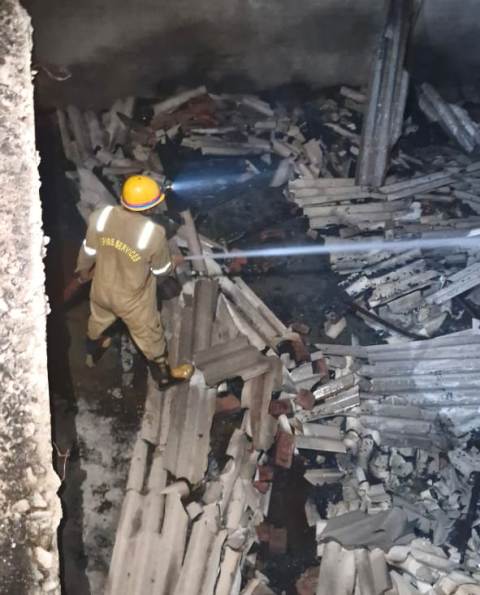 नमकीन गोदाम में आग बुझाता फायर कर्मी (फोटो) नमकीन गोदाम में आग बुझाता फायर कर्मी (फोटो)