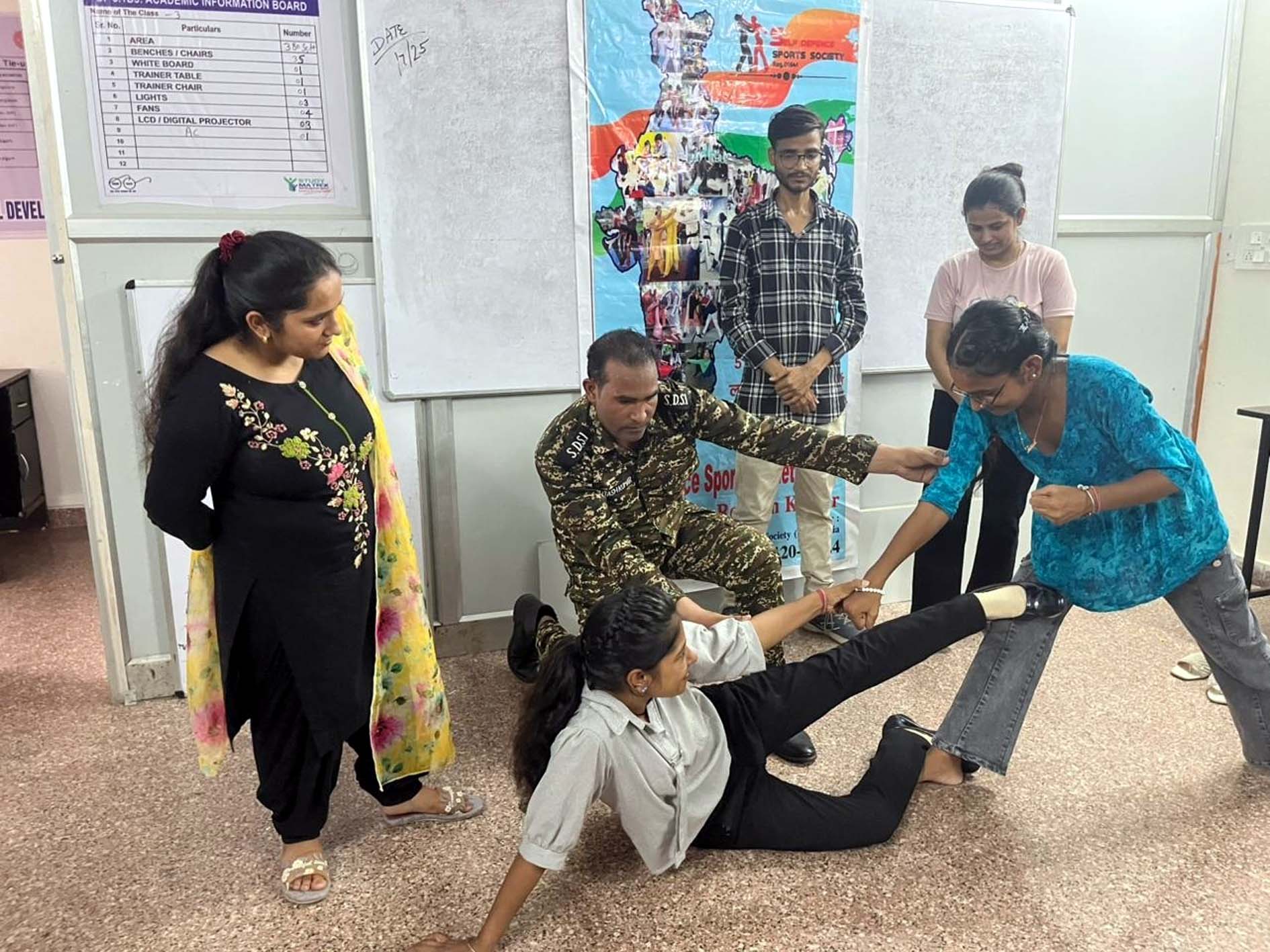 शिविर में छात्राओं को सेल्फ डिफेंस की ट्रेनिंग प्रदान करते रोहतास कुमार।