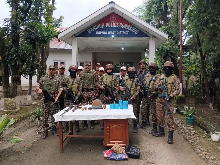 इंफाल: मणिपुर में गिरफ्तार उग्रवादी और बरामद हथियार-विस्फोटकों की तस्वीर। इंफाल: मणिपुर में गिरफ्तार उग्रवादी और बरामद हथियार-विस्फोटकों की तस्वीर।