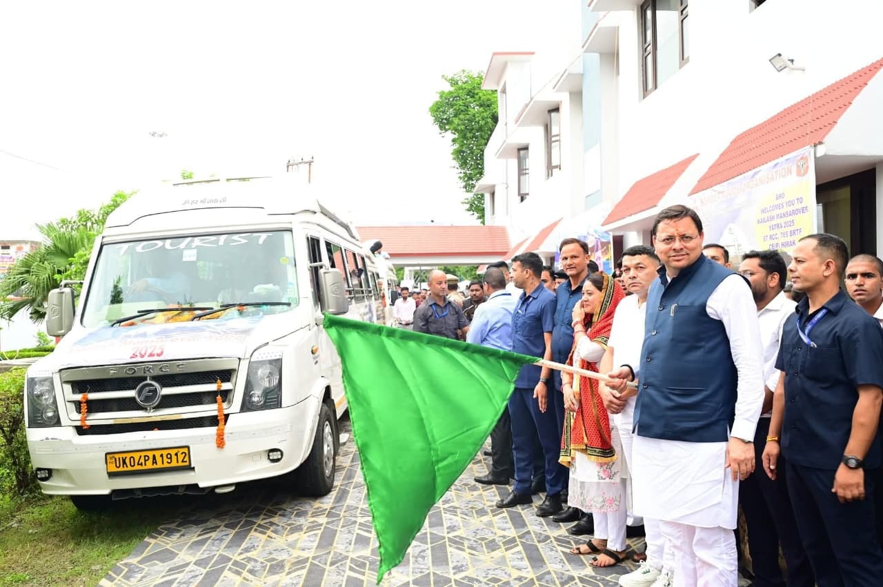 कैलाश मानसरोवर यात्रियों से मिलते मुख्यमंत्री कैलाश मानसरोवर यात्रियों से मिलते मुख्यमंत्री