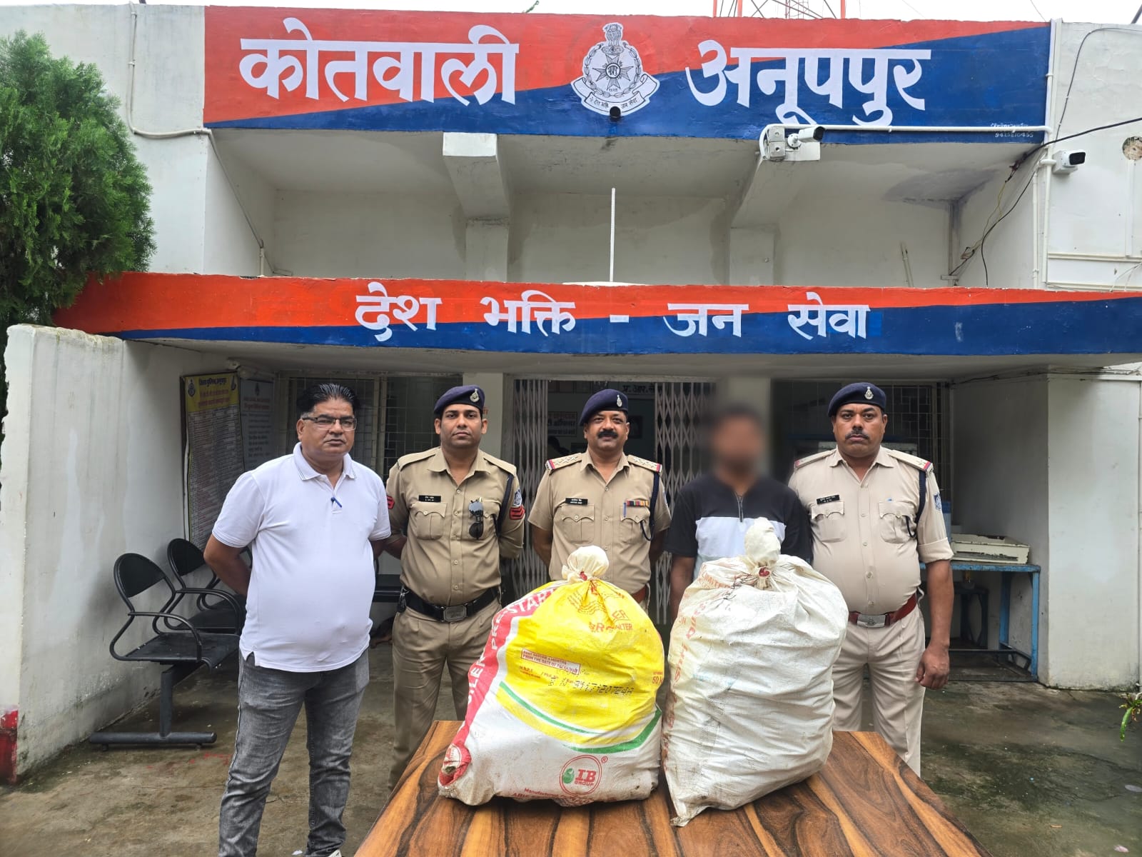 अवैध अंग्रेजी शराब के साथ तस्कर गिरफ्तार अवैध अंग्रेजी शराब के साथ तस्कर गिरफ्तार