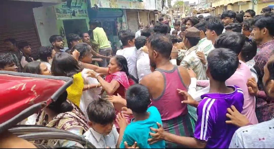 अस्पताल में इलाज कराता घायल अस्पताल में इलाज कराता घायल