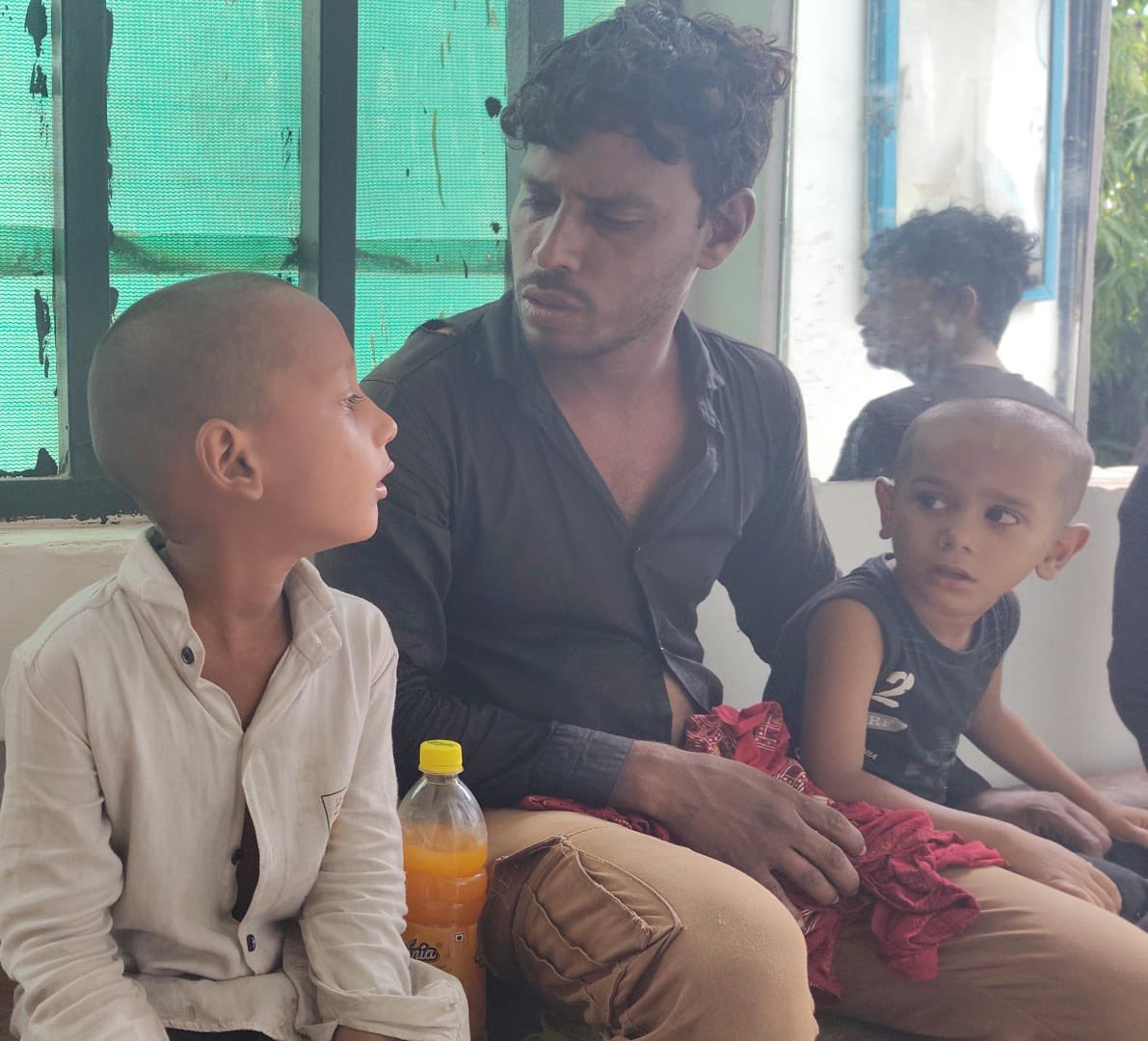 चलती ट्रेन से गिर गई मां के दोनों बच्चों सुरक्षित चलती ट्रेन से गिर गई मां के दोनों बच्चों सुरक्षित