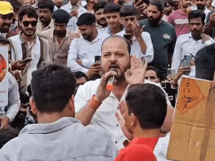मंदसौर में करणी सेना के राष्ट्रीय अध्यक्ष पर एफआईआर के विरोध में प्रदर्शन मंदसौर में करणी सेना के राष्ट्रीय अध्यक्ष पर एफआईआर के विरोध में प्रदर्शन