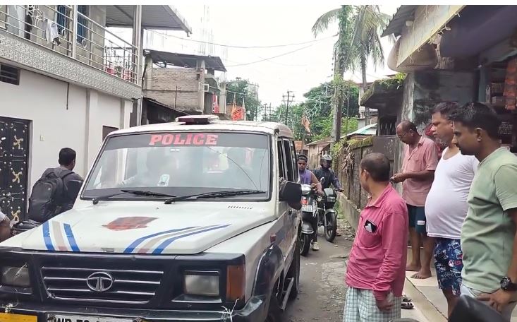 सोने की दुकान में चोरी के बाद मौके पर पहुंची खालपाड़ा चौकी की पुलिस सोने की दुकान में चोरी के बाद मौके पर पहुंची खालपाड़ा चौकी की पुलिस