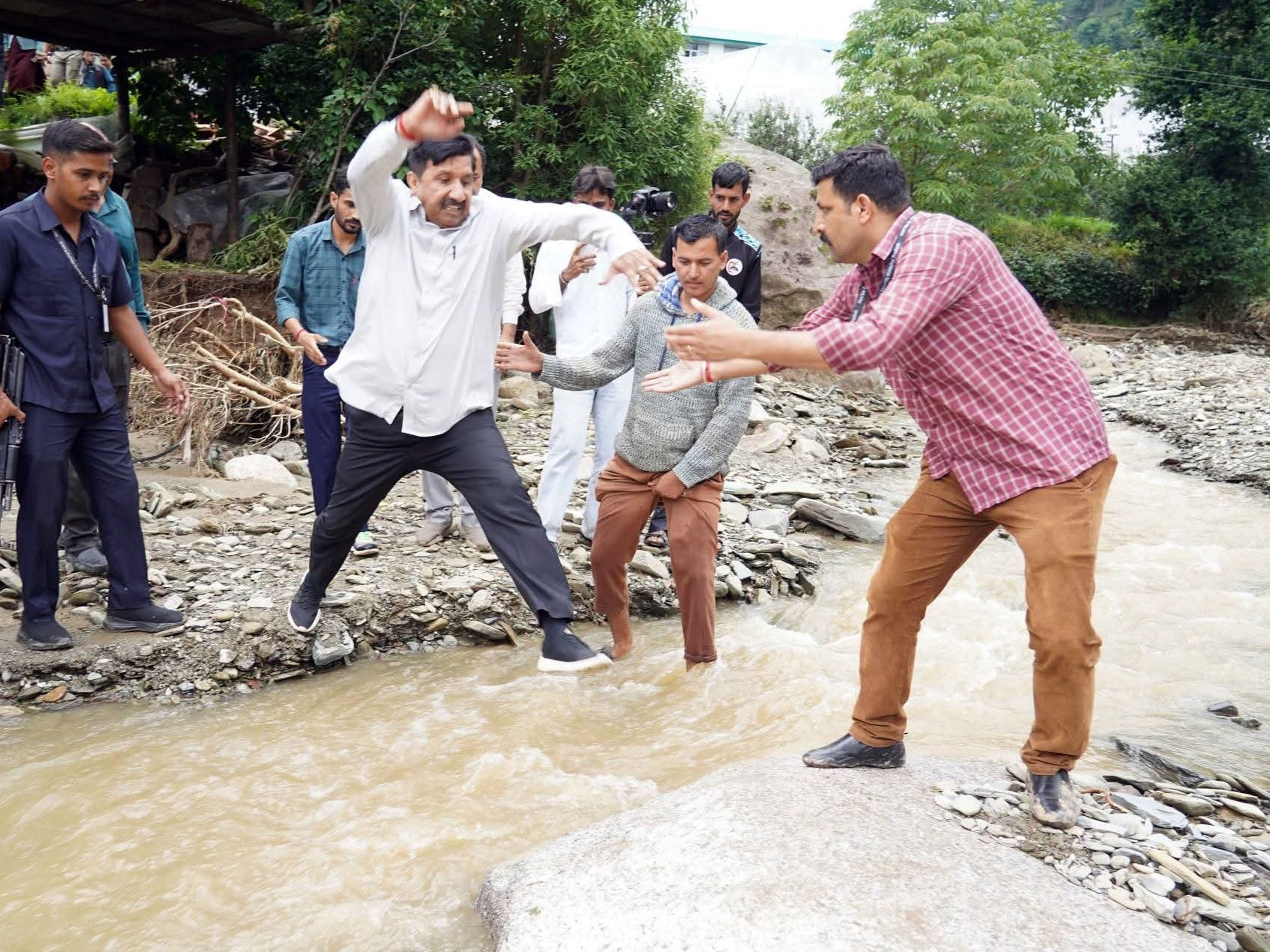 आपदा साहस की छलांग: उप मुख्यमंत्री नाले को छलांग लगाकर पार करने का प्रयास करते हुए। आपदा साहस की छलांग: उप मुख्यमंत्री नाले को छलांग लगाकर पार करने का प्रयास करते हुए।