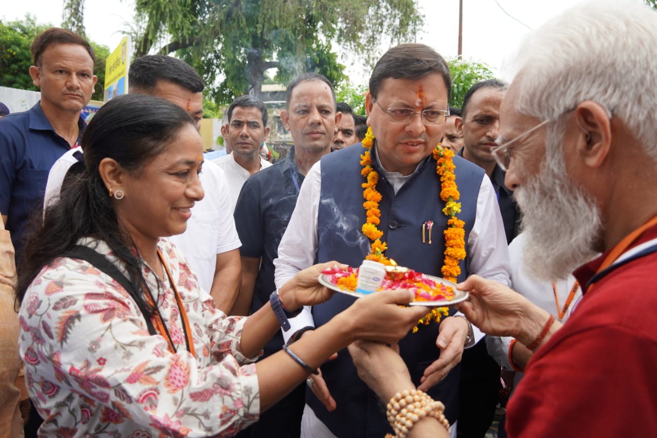 कैलाश मानसरोवर यात्रियों से मुलाकात करते मुख्यमंत्री कैलाश मानसरोवर यात्रियों से मुलाकात करते मुख्यमंत्री