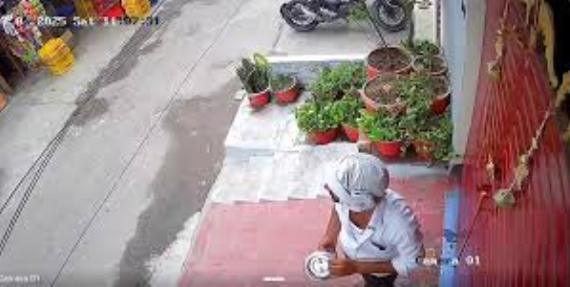 सीसीटीवी में थूकता हुआ मोहम्मद शरीफ सीसीटीवी में थूकता हुआ मोहम्मद शरीफ