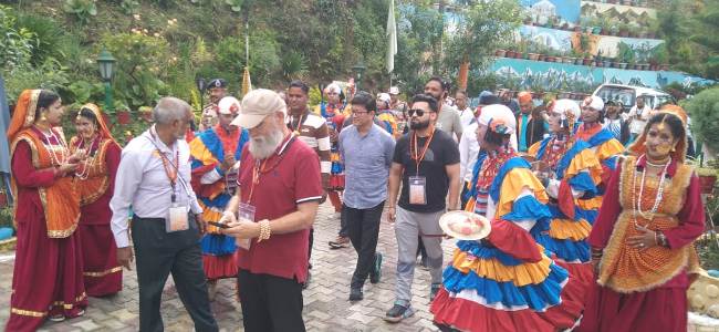 यात्रियाें के पहुंचने पर छाेलिया नृत्य प्रस्तुत करते लाेक कलाकार। यात्रियाें के पहुंचने पर छाेलिया नृत्य प्रस्तुत करते लाेक कलाकार।