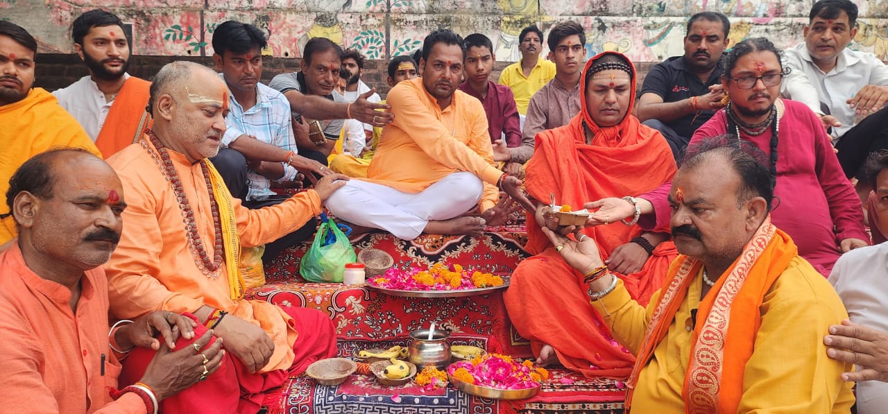 गंगा पूजन करते परशुराम अखाड़े के कार्यकर्ता गंगा पूजन करते परशुराम अखाड़े के कार्यकर्ता