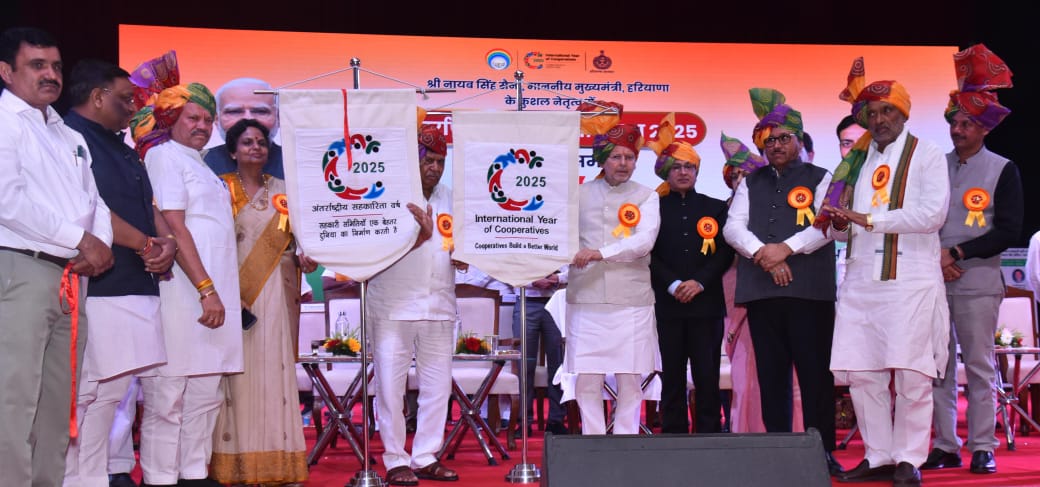 हरियाणा के सहकारिता मंत्री अरविंद शर्मा पंचकूला में आयोजित राज्य स्तरीय समारोह में भाग लेत ेहुए हरियाणा के सहकारिता मंत्री अरविंद शर्मा पंचकूला में आयोजित राज्य स्तरीय समारोह में भाग लेत ेहुए