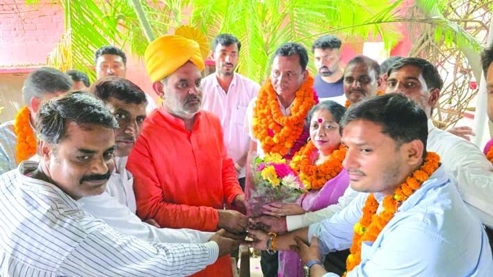 स्वागत करते हुए स्वागत करते हुए