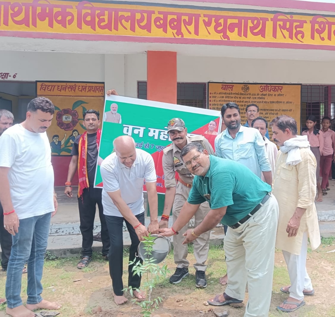 वन उच्च प्राथमिक विद्यालय बबुरा रघुनाथ सिंह में पौधारोपण करते सेवानिवृत्त आईएएस पूर्व गृह सचिव मणि प्रसाद मिश्र वन उच्च प्राथमिक विद्यालय बबुरा रघुनाथ सिंह में पौधारोपण करते सेवानिवृत्त आईएएस पूर्व गृह सचिव मणि प्रसाद मिश्र