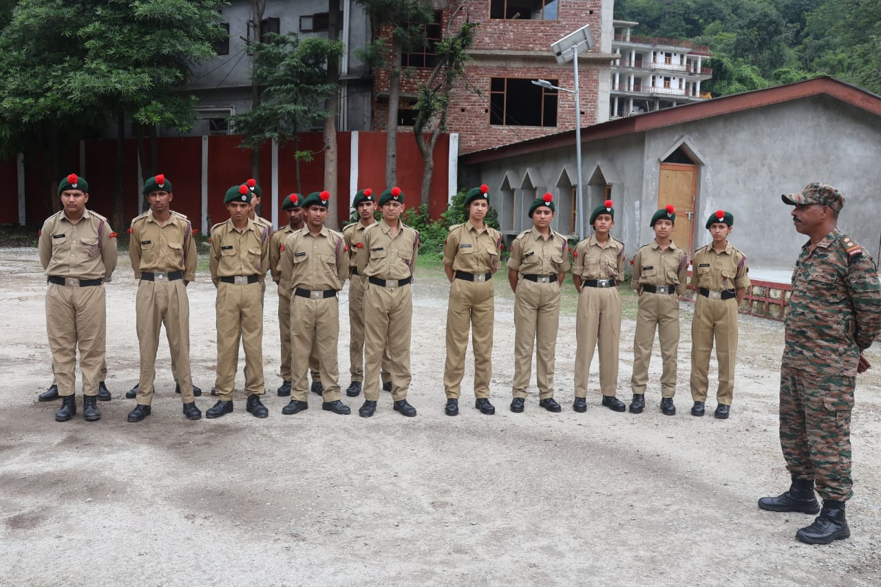 एनसीसी शिविर में भाग लेने आए जंजैहली क्षेत्र के बच्चे जेएनवी पंडोह में।