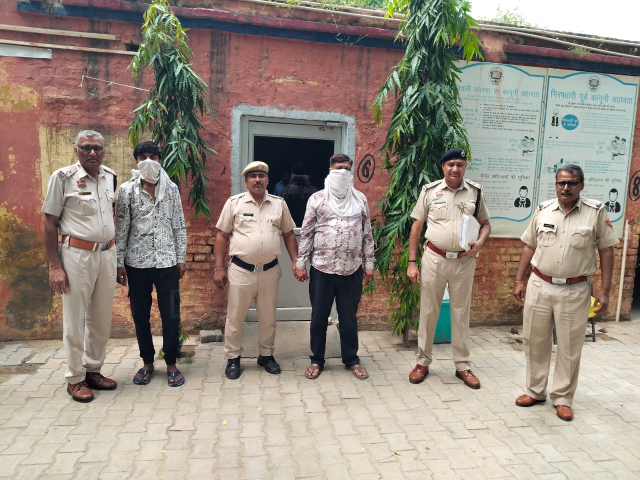 हत्या के आरोप में पकड़े गए युवक पुलिस की हिरासत में। हत्या के आरोप में पकड़े गए युवक पुलिस की हिरासत में।