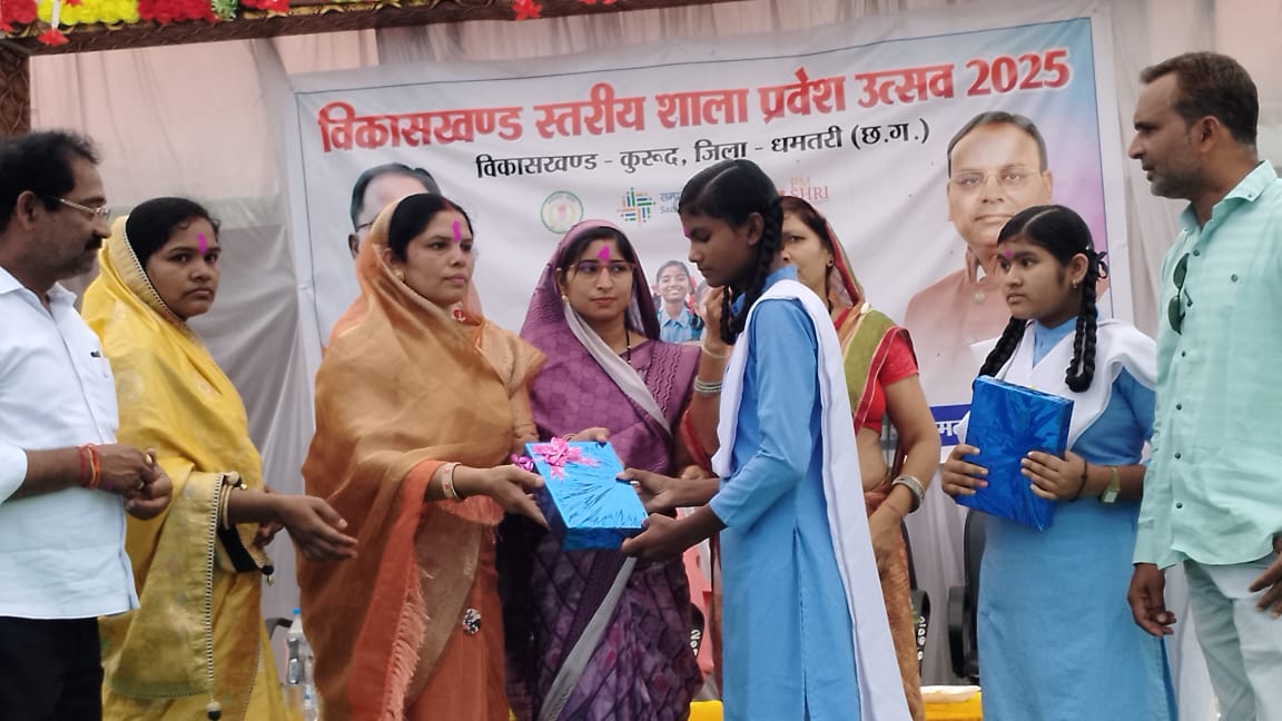 कार्यक्रम के दौरान छात्रा को सम्मानित करते हुए अतिथि। कार्यक्रम के दौरान छात्रा को सम्मानित करते हुए अतिथि।