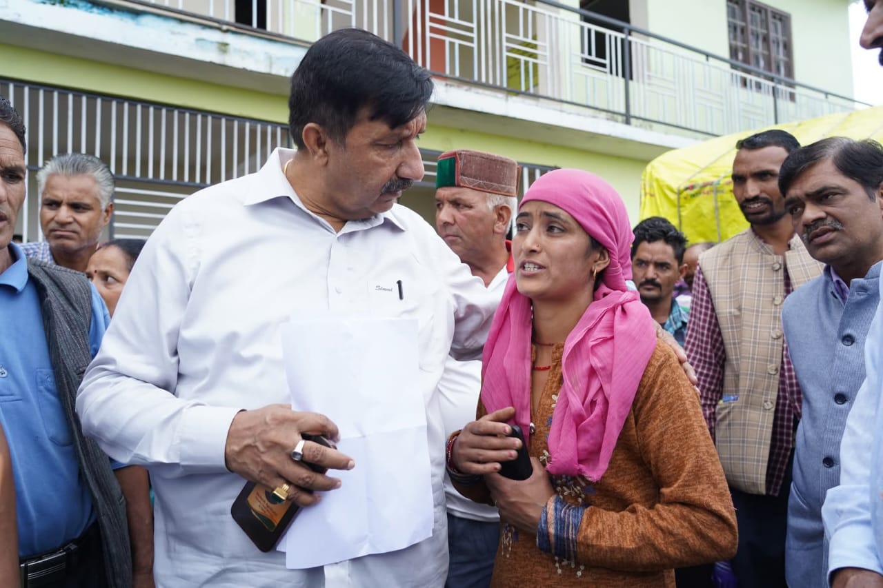 आपदा प्रभावित महिला का दुख दर्द सुनते हुए उप मुख्यमंत्री मेकेश अग्निहोत्री। आपदा प्रभावित महिला का दुख दर्द सुनते हुए उप मुख्यमंत्री मेकेश अग्निहोत्री।