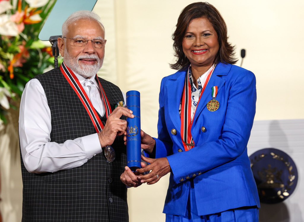 त्रिनिदाद की राष्ट्रपति से देश का सर्वोच्च सम्मान प्राप्त करते प्रधानमंत्री मोदी त्रिनिदाद की राष्ट्रपति से देश का सर्वोच्च सम्मान प्राप्त करते प्रधानमंत्री मोदी