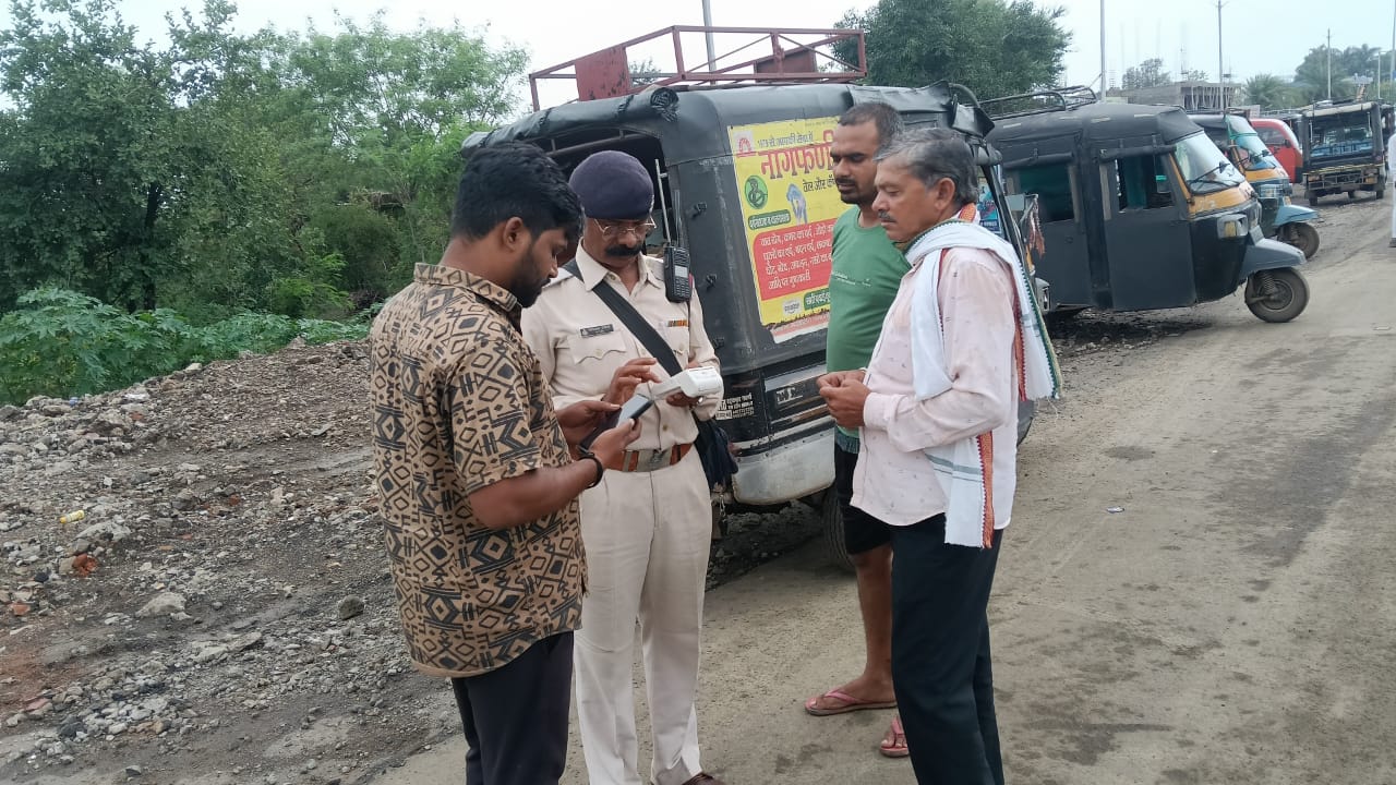 Seoni: Traffic police takes action against school autos Seoni: Traffic police takes action against school autos