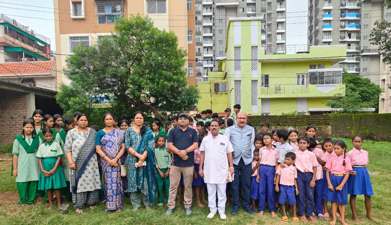 स्कूल के पौधरोपण करते कांग्रेस के नेता स्कूल के पौधरोपण करते कांग्रेस के नेता