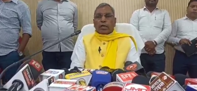 पत्रकारों से वार्ता करते हुए पंचायतीराज मंत्री ओमप्रकाश राजभर (वीडियो से ली गयी फोटो) पत्रकारों से वार्ता करते हुए पंचायतीराज मंत्री ओमप्रकाश राजभर (वीडियो से ली गयी फोटो)