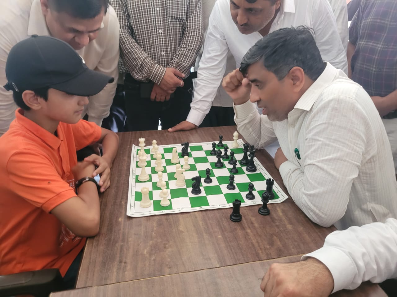 शतरंज दिवस के शुभारंभ अवसर पर शतरंज की बाजी खेलते शिक्षा मंत्री महिपाल ढांडा शतरंज दिवस के शुभारंभ अवसर पर शतरंज की बाजी खेलते शिक्षा मंत्री महिपाल ढांडा
