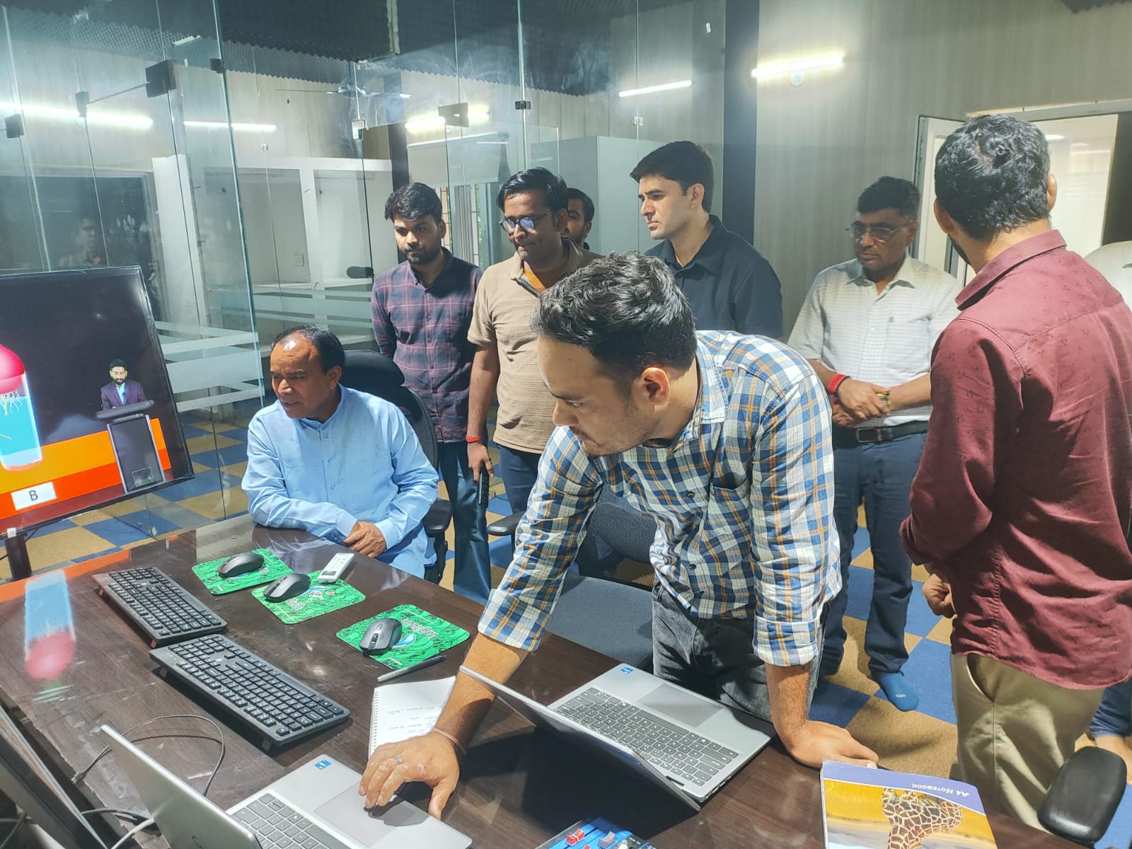शिक्षा मंत्री डॉ धन सिंह रावत वर्चुअल स्टूडियो का निरीक्षण करते। शिक्षा मंत्री डॉ धन सिंह रावत वर्चुअल स्टूडियो का निरीक्षण करते।