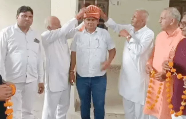 सोनीपत: सेरसा की सरपंच रेणु शर्मा के पति सुरेंद्र को पगड़ी पहनाते हुए सरपंच सोनीपत: सेरसा की सरपंच रेणु शर्मा के पति सुरेंद्र को पगड़ी पहनाते हुए सरपंच