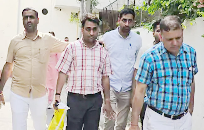 सोनीपत: भ्रष्टाचार निरोधक ब्यूरो के अधिकारी शशांक शर्मा को ले जाते हुए सोनीपत: भ्रष्टाचार निरोधक ब्यूरो के अधिकारी शशांक शर्मा को ले जाते हुए