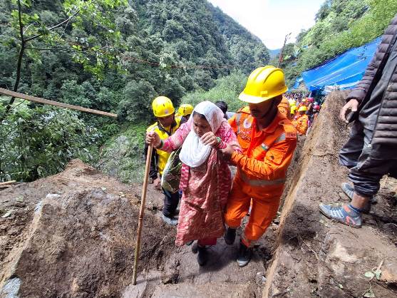 केदारनाथ मार्ग पर यात्री काे रास्ता पार कराते सुरक्षा कर्मी। केदारनाथ मार्ग पर यात्री काे रास्ता पार कराते सुरक्षा कर्मी।
