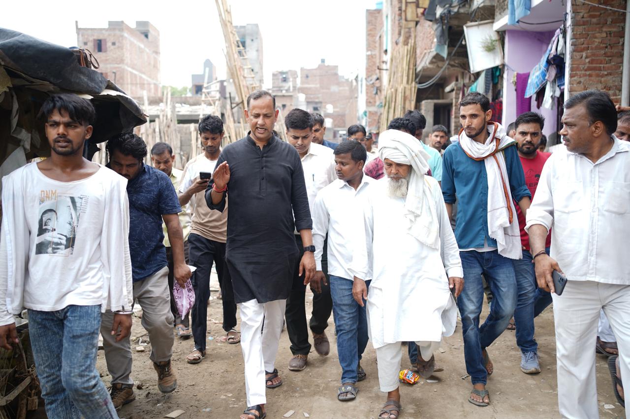 बवाना क्षेत्र की जेजे कॉलोनी का शनिवार को दौरा करते समाज कल्याण मंत्री रविंद्र इंद्राज सिंह बवाना क्षेत्र की जेजे कॉलोनी का शनिवार को दौरा करते समाज कल्याण मंत्री रविंद्र इंद्राज सिंह
