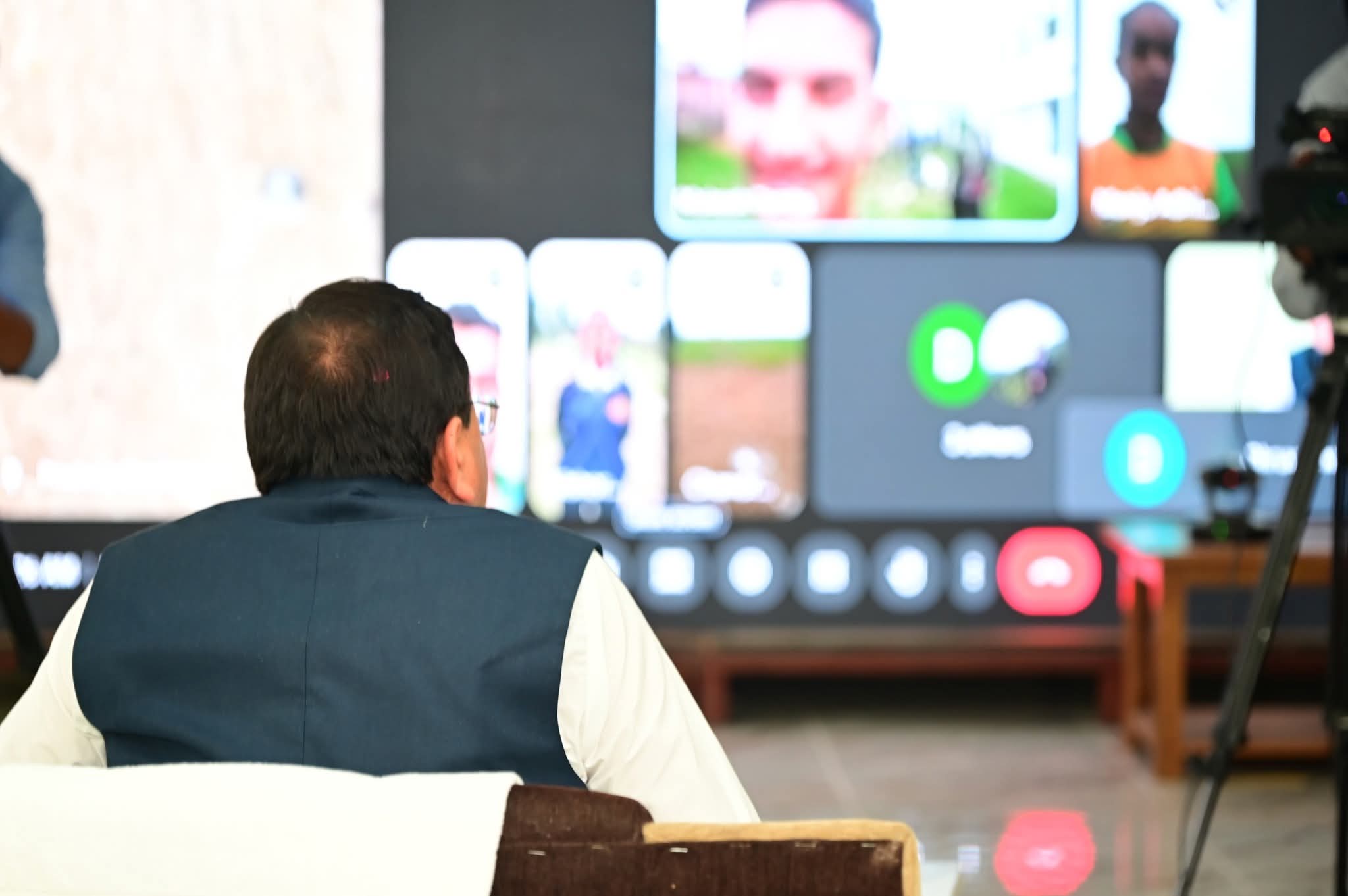 वीडियो कॉन्फ्रेंसिंग के माध्यम से बोल विद्यार्थियों से संवाद करते मुख्यमंत्री वीडियो कॉन्फ्रेंसिंग के माध्यम से बोल विद्यार्थियों से संवाद करते मुख्यमंत्री