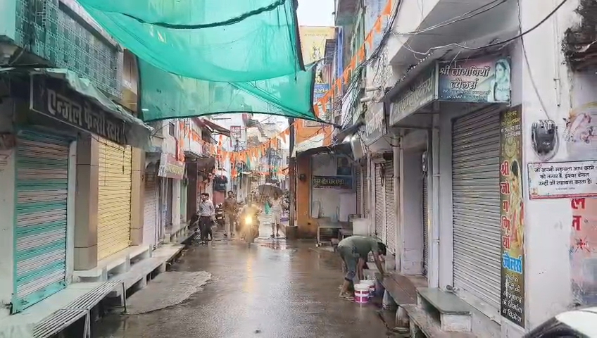 जहाजपुर में युवक की मौत के बाद तनाव, बाजार बंद, जल विहार का बेवाण कार्यक्रम स्थगित जहाजपुर में युवक की मौत के बाद तनाव, बाजार बंद, जल विहार का बेवाण कार्यक्रम स्थगित