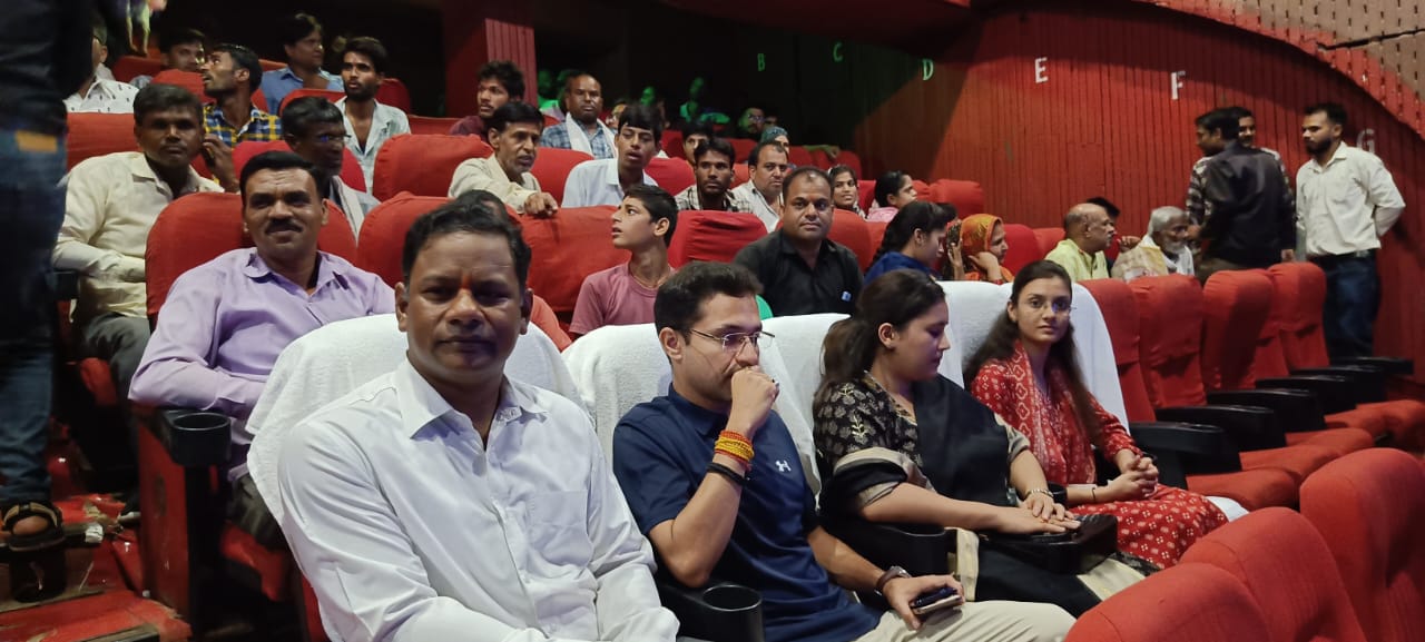 अशोकनगर: कलेक्टर ने दिव्यांगजनों के साथ थियेटर में देखी सितारे जमीन पर फिल्म अशोकनगर: कलेक्टर ने दिव्यांगजनों के साथ थियेटर में देखी सितारे जमीन पर फिल्म