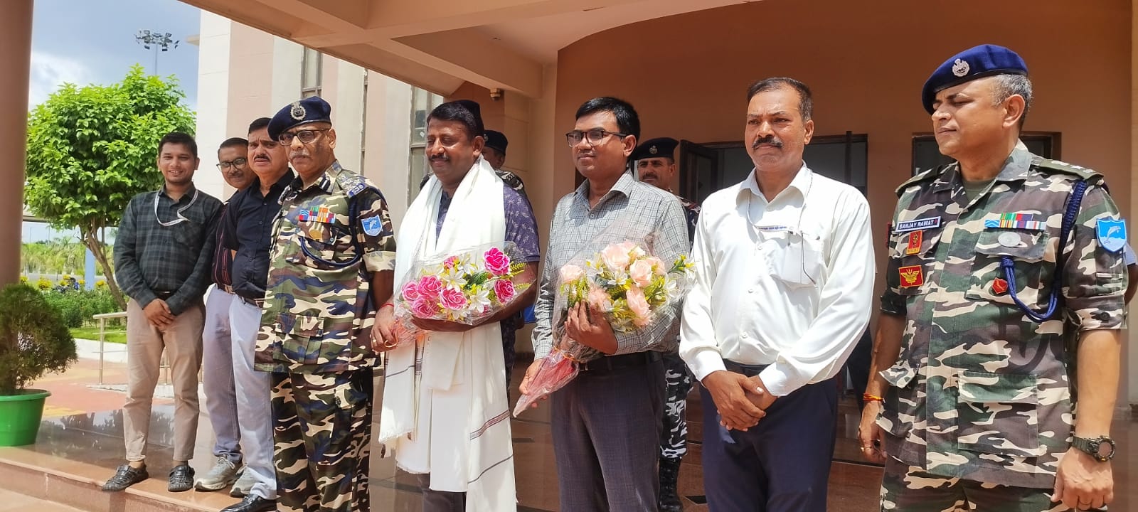 आईसीपी प्रबंधक को विदाई देते लोग आईसीपी प्रबंधक को विदाई देते लोग